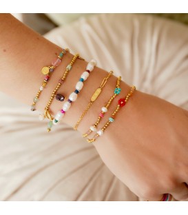 Goudkleurige armband met dubbele ketting en bedel met sterretjes