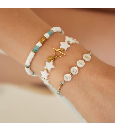 Goudkleurige armband met witte sterretjes en een hartjesslot