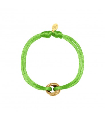 Groene satijnen armband met een goudkleurige bedel