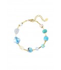 Goudkleurige armband met blauwe kralen